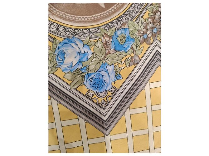 Pañuelo de seda Pierre Balmain con estampado de querubines y rosas - vista 10