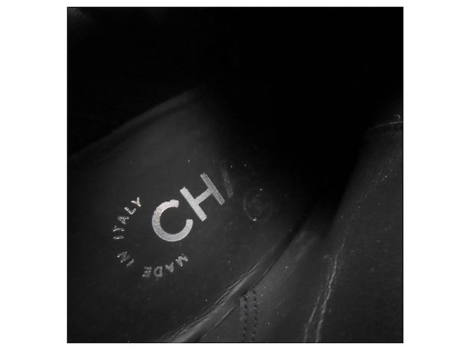 Botas curtas em pele de cordeiro CHANEL com fecho de torção Double COCO Mark - vista 10