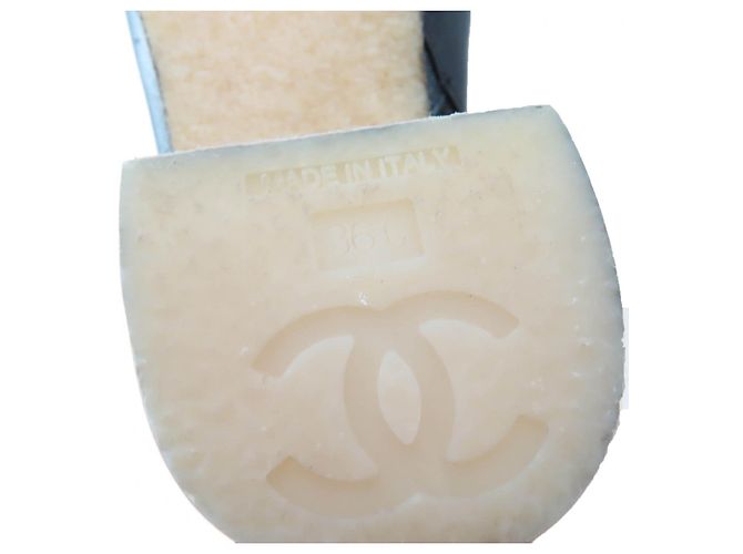 Botas curtas em pele de cordeiro CHANEL com fecho de torção Double COCO Mark - vista 11
