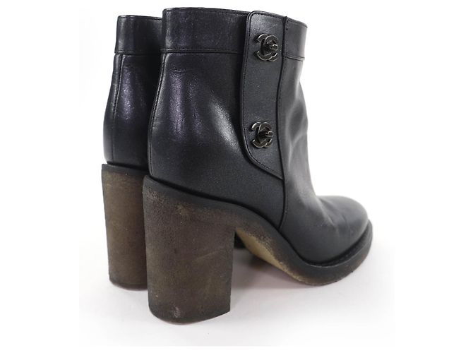 Botas curtas em pele de cordeiro CHANEL com fecho de torção Double COCO Mark - vista 2