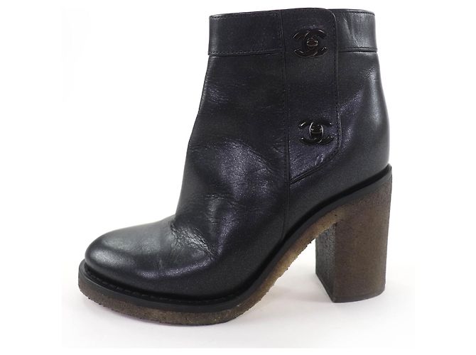 Botas curtas em pele de cordeiro CHANEL com fecho de torção Double COCO Mark - vista 4