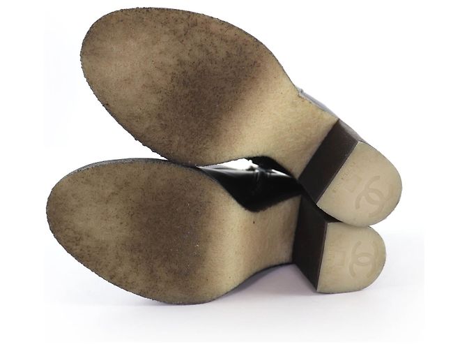 Botas curtas em pele de cordeiro CHANEL com fecho de torção Double COCO Mark - vista 6