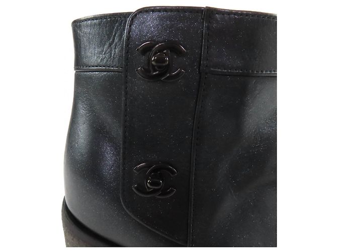 Botas curtas em pele de cordeiro CHANEL com fecho de torção Double COCO Mark - vista 8