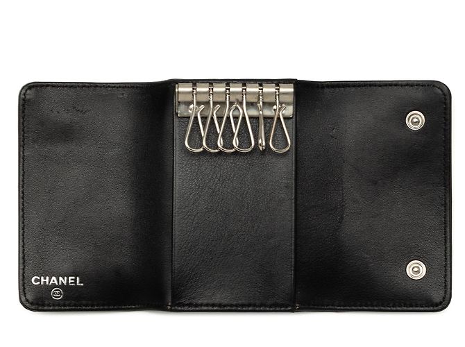 Chanel Black CC Patent Camellia Schlüsselanhänger - Ansicht 4