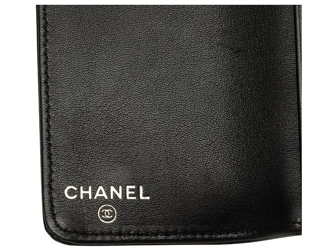Chanel Black CC Patent Camellia Schlüsselanhänger - Ansicht 5
