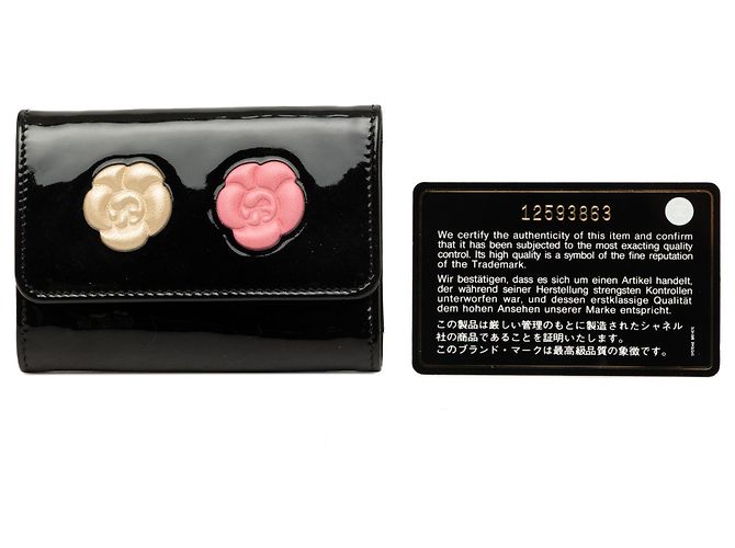 Chanel Black CC Patent Camellia Schlüsselanhänger - Ansicht 7