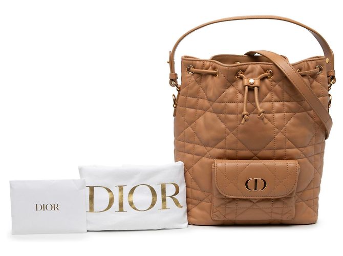 Borsa secchiello Dior Caro Small in pelle di agnello Macrocannage marrone - vista 6
