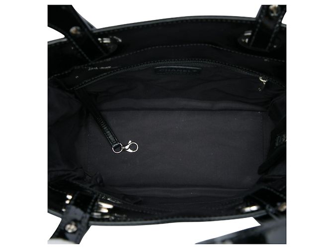 Chanel Paris Biarritz Tote Small aus schwarzem Lackleder gesteppt - Ansicht 4