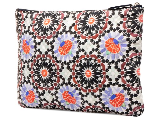 Chanel White Paris Dubai Medium Quilted Printed Canvas O Case Clutch - vista 2