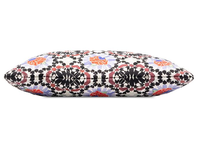 Chanel White Paris Dubai Medium Quilted Printed Canvas O Case Clutch - vista 3