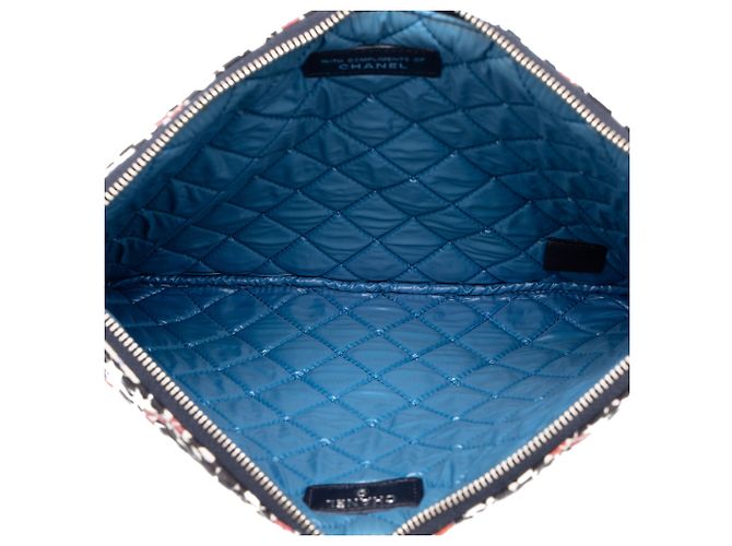 Chanel White Paris Dubai Medium Quilted Printed Canvas O Case Clutch - vista 4