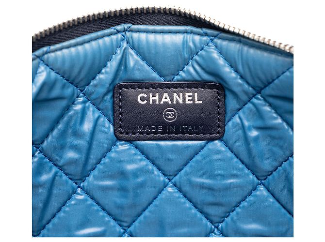 Chanel White Paris Dubai Medium Quilted Printed Canvas O Case Clutch - vista 5