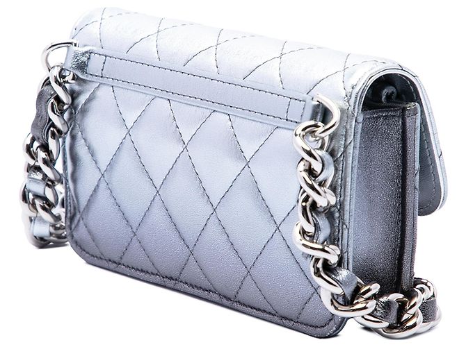 Clutch Chanel Coco Punk em pele de cordeiro metálica degradê acolchoada prateada com corrente - vista 2