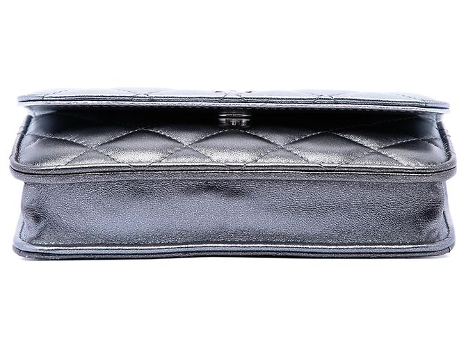 Clutch Chanel Coco Punk em pele de cordeiro metálica degradê acolchoada prateada com corrente - vista 3