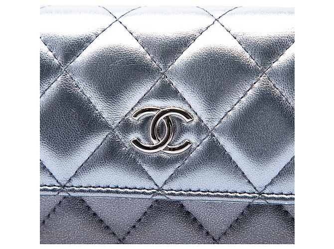 Clutch Chanel Coco Punk em pele de cordeiro metálica degradê acolchoada prateada com corrente - vista 5