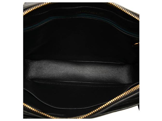 Chanel Schultertasche aus schwarzem gestepptem Lammleder - Ansicht 4