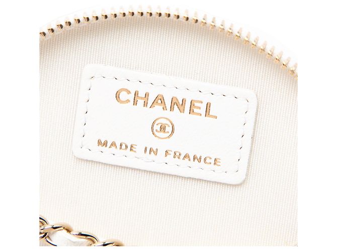Vanity Estojo de Maquilhagem Chanel em pele de cordeiro acolchoada branca com corrente e amuleto - vista 5