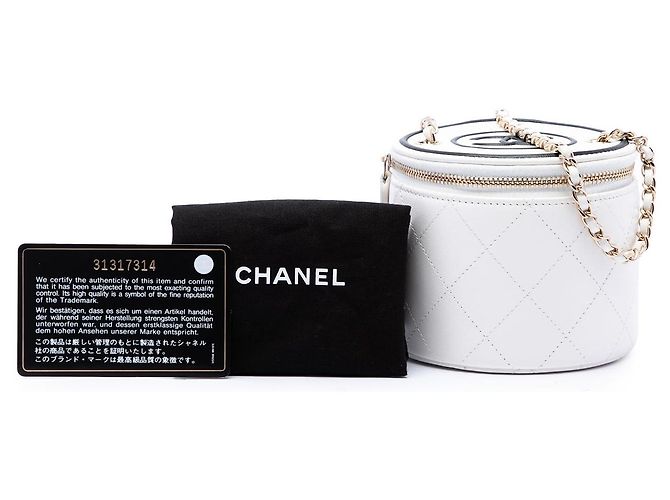Vanity Estojo de Maquilhagem Chanel em pele de cordeiro acolchoada branca com corrente e amuleto - vista 7