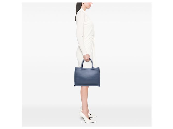 Dior Book Tote Medium in pelle goffrata blu - vista 8