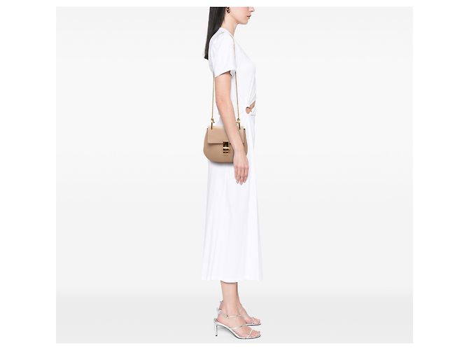 Chloé Drew Crossbody em pele de cordeiro granulada castanha Small - vista 6