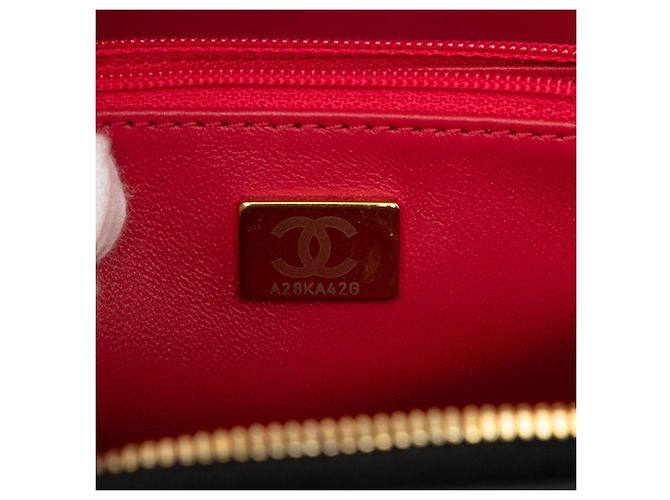 Vanity Estojo de Maquilhagem Chanel CC Bubble em pele de cordeiro acolchoada preta com corrente - vista 5