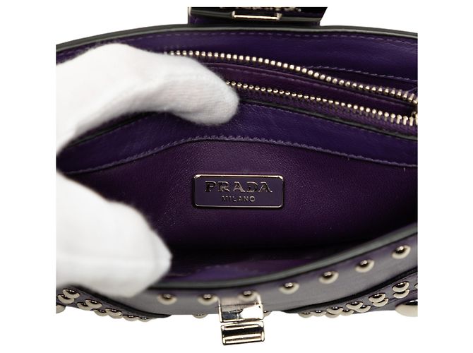 Clutch Elektra Prada em couro de bezerro roxo com tachas e fecho turn-lock - vista 5