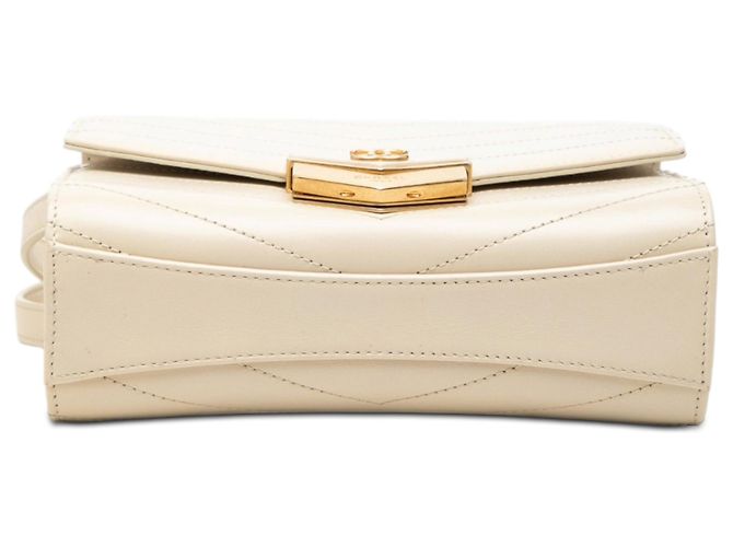 Chanel Brown Small CC Chevron Calfskin Medal Flap - vista 3