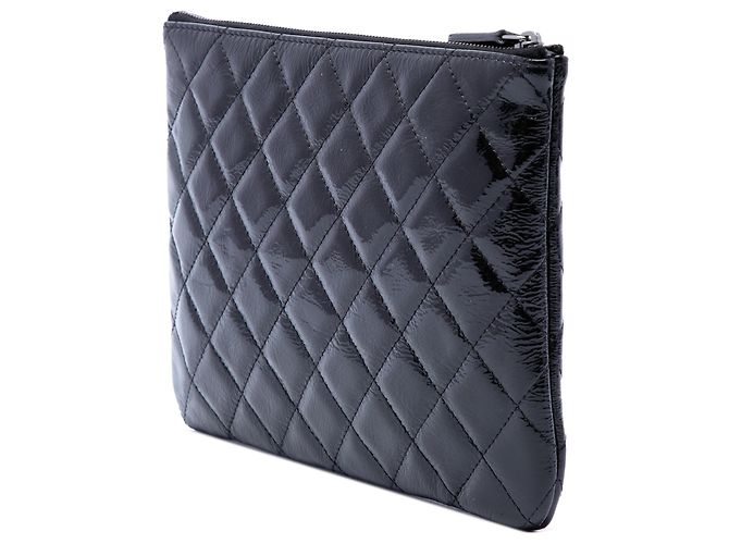 Chanel Clutch Case Small Quilted Crinkled Patent Black - vista 2