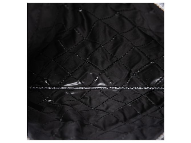 Chanel Clutch Case Small Quilted Crinkled Patent Black - vista 3