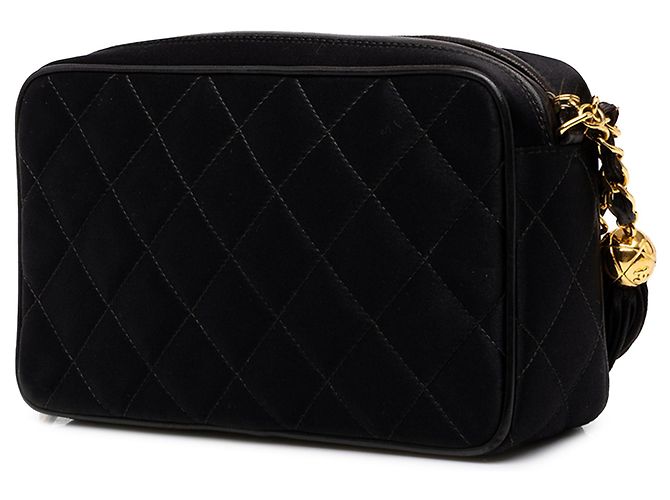 Chanel Camera Bag aus schwarzem CC Diamond gestepptem Satin mit Quaste - Ansicht 2