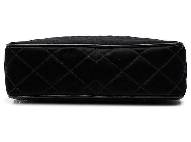 Chanel Camera Bag aus schwarzem CC Diamond gestepptem Satin mit Quaste - Ansicht 3