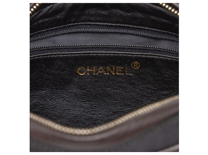 Chanel Camera Bag aus schwarzem CC Diamond gestepptem Satin mit Quaste - Ansicht 5