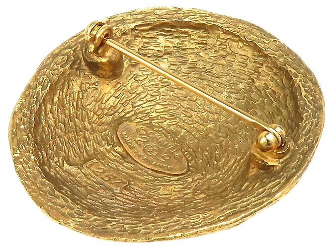Spilla rotonda placcata oro Chanel Gold CC - vista 2