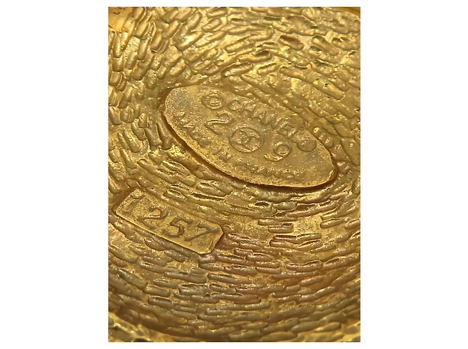 Spilla rotonda placcata oro Chanel Gold CC - vista 4