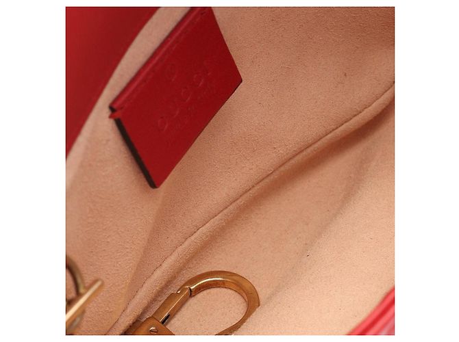 Gucci Mini GG Marmont in pelle matelassé rossa con patta e tracolla - vista 3