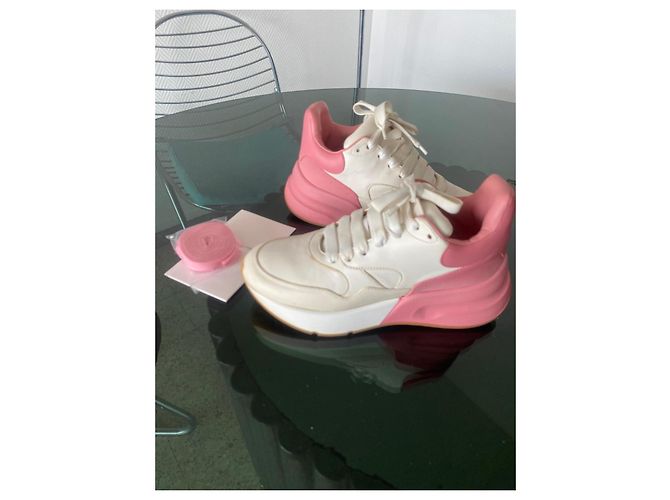 Sneakers Alexander McQueen in Pelle Bianco e Rosa - vista 4