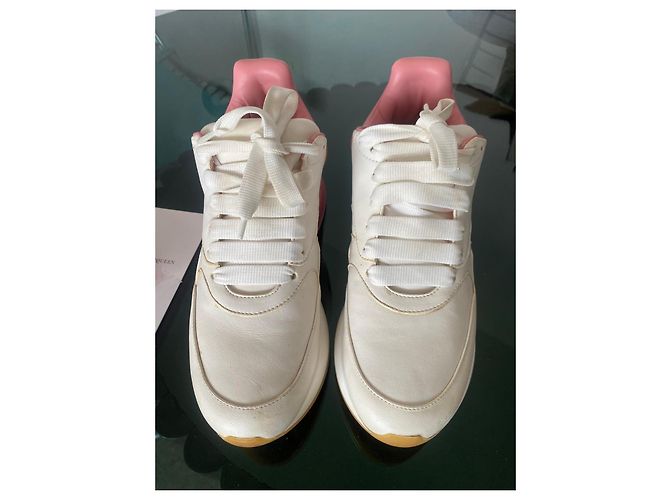 Sneakers Alexander McQueen in Pelle Bianco e Rosa - vista 5