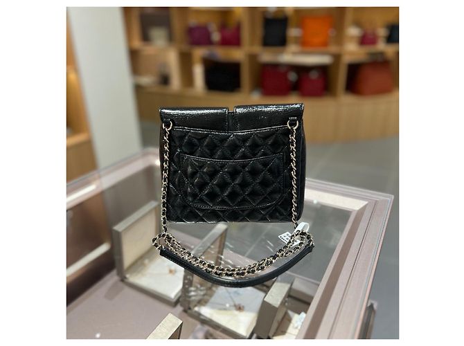 Bolso de solapa Chanel de cuero patentado negro - vista 2