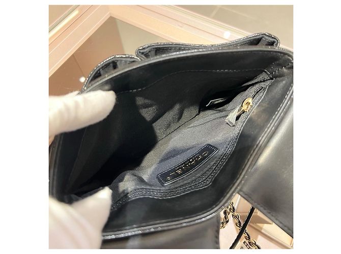 Bolso de solapa Chanel de cuero patentado negro - vista 6