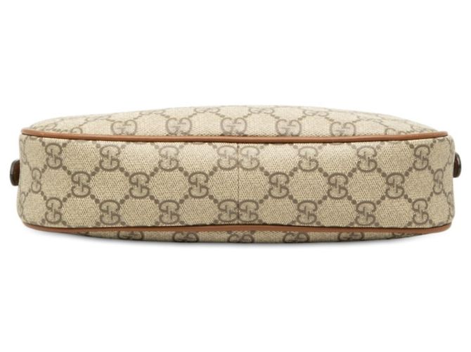 Borsa a catena piccola GG Supreme Emblem di Gucci - vista 3