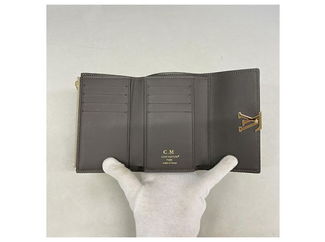 Capucines Louis Vuitton Tri-fold Wallet in Galle - view 3