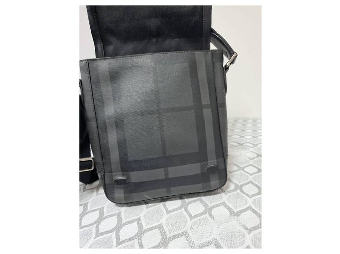 Bolsa Messenger Burberry em couro preto Check - vista 10
