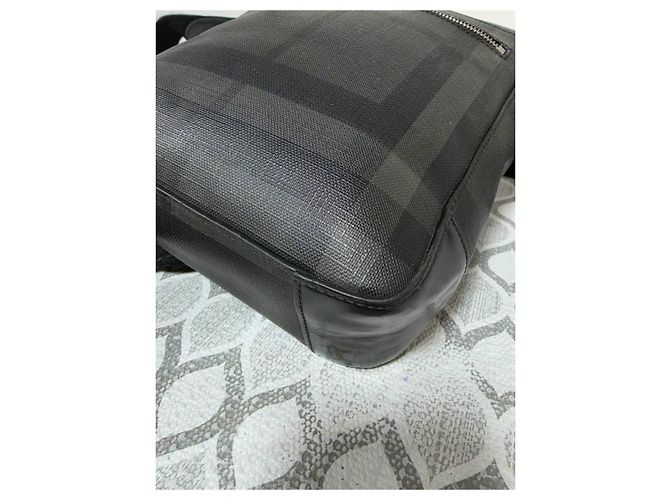 Bolsa Messenger Burberry em couro preto Check - vista 11