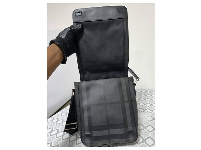Bolsa Messenger Burberry em couro preto Check - vista 12