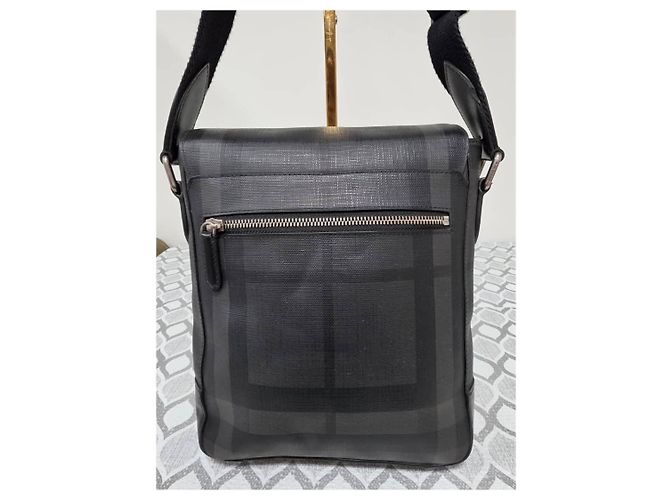 Bolsa Messenger Burberry em couro preto Check - vista 3