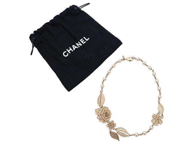 Colar Chanel em metal dourado com flores de renda e pérolas falsas - vista 10
