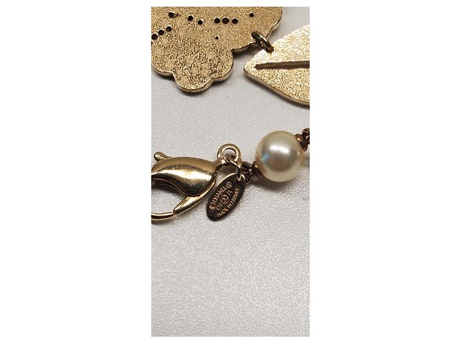Colar Chanel em metal dourado com flores de renda e pérolas falsas - vista 11