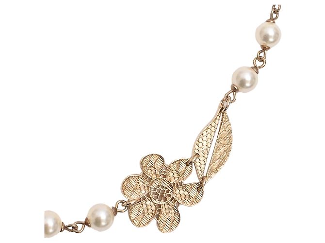 Colar Chanel em metal dourado com flores de renda e pérolas falsas - vista 5