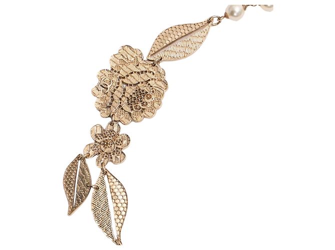 Colar Chanel em metal dourado com flores de renda e pérolas falsas - vista 6