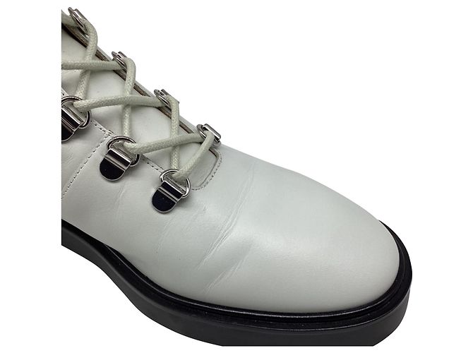 Bottines à lacets Stuart Weitzman en cuir blanc - vue 11